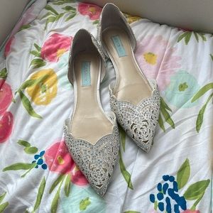 Blue by Betsey Johnson Women's SB-Lucy, Ivory Satin, 9 M US - Flats